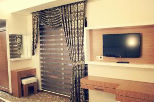 TV a/nebo společenská místnost v ubytování Cebeciler Hotel