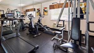 Γυμναστήριο ή/και όργανα γυμναστικής στο Best Western Plus Northwest Inn and Suites Houston