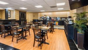 un comedor con mesas y sillas en un restaurante en Best Western Plus Northwest Inn and Suites Houston, en Houston