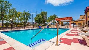 a swimming pool with chairs at Best Western Webster/NASA in Webster