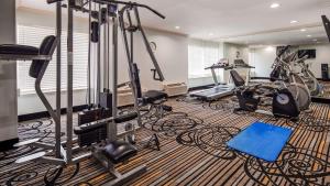 Fitness centrum a/nebo fitness zařízení v ubytování Best Western Webster/NASA