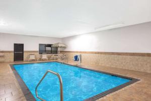 Piscina en o cerca de AmericInn by Wyndham Council Bluffs