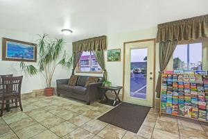 sala de estar con sofá y mesa en Travelodge by Wyndham Seattle North of Downtown, en Seattle