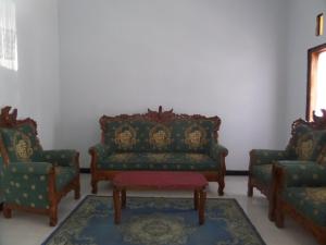 ein Wohnzimmer mit 2 Stühlen und einem Sofa in der Unterkunft Agung Safira Homestay in Bromo