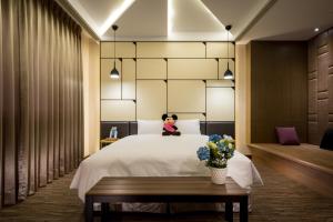 liHotel客房内的一张或多张床位