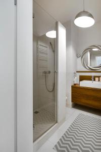 ein Bad mit einer Dusche und einem Waschbecken in der Unterkunft Nadwiślańska Apartment in Warschau