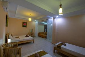 Un pat sau paturi într-o cameră la Ada Waktu Homestay