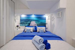 Ліжко або ліжка в номері Santorini Style in Athens, Greece