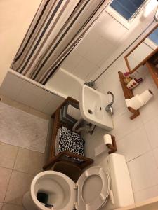 Vonios kambarys apgyvendinimo įstaigoje Home Tel Aviv by sourasky medical center ichilov