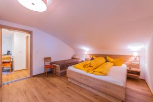 Un pat sau paturi într-o cameră la Gästehaus Huben