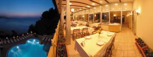 فندق Kilyos Kale في كليوس: مطعم مطل على المحيط ليلا