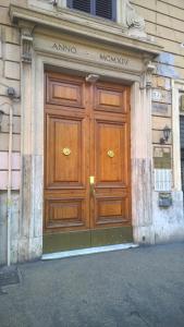 ローマにあるA Casa Di Elleの大きな木製の扉