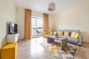 Televízia a/alebo spoločenská miestnosť v ubytovaní Apartamenty Sun & Snow Seaside Grzybowo
