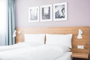 Postel nebo postele na pokoji v ubytování Ulmer Münster Hotel