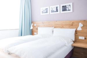 Postel nebo postele na pokoji v ubytování Ulmer Münster Hotel