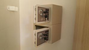 algumas tomadas eléctricas numa parede em Ostello Casa Emmaus em Maccagno Inferiore