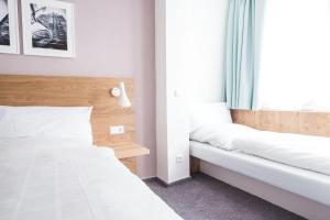 Postel nebo postele na pokoji v ubytování Ulmer Münster Hotel