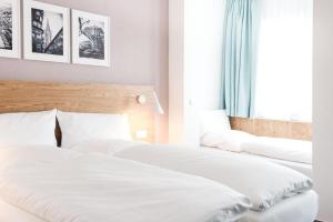 Postel nebo postele na pokoji v ubytování Ulmer Münster Hotel