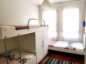 1 dormitorio con 2 literas y ventana en Vivienda Turística Pirineos XXI en Canfranc-Estación