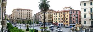 eine Stadtstraße mit einer Palme und Gebäuden in der Unterkunft Hotel Venezia in La Spezia