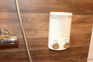 a small blender sitting on top of a wooden floor at Dompanorama- Luxuriöse FeWo in Havelberg +24 photos