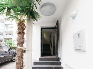 eine Palme vor einem Haus mit einer Treppe in der Unterkunft Hotel Seeadler in Friedrichshafen