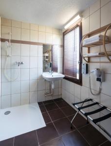 Kylpyhuone majoituspaikassa Kyriad Caen Sud