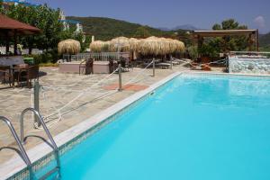 Bazén v ubytování Vathi Hotel nebo v jeho okolí