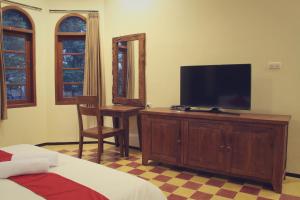 TV a/nebo společenská místnost v ubytování Jacatra Homestay