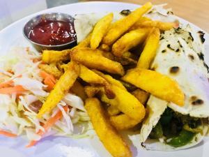 Makanan di atau berdekatan hotel