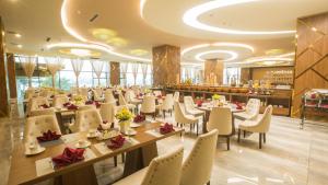 A restaurant or other place to eat at Muong Thanh Luxury Phu Tho