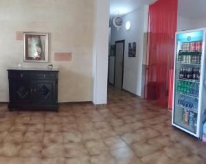 um quarto com um frigorífico cheio de bebidas em B&B Franziska Mare em San Pietro in Bevagna