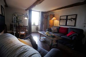 - un salon avec un canapé et une table dans l'établissement la maison aux bonsais, à Saint-Paul-de-Vence