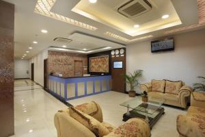 eine Lobby mit Sofas und eine Bar in einem Gebäude in der Unterkunft Horison Express Sentani in Jayapura