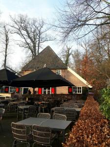 um restaurante com mesas e cadeiras e um edifício em verzorgde kamer in monumentenpand em Arnhem