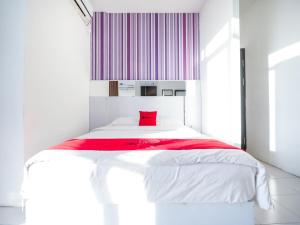 מיטה או מיטות בחדר ב-RedDoorz near Terminal Batu Ampar