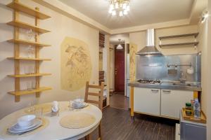 モスクワにあるLux-Apartments Большой Тишинский переулокの白いテーブル付きのキッチンが備わる客室です。