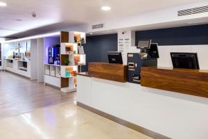 a store with a cashier counter and a cash register at B&B HOTEL Cartagena Cartagonova in Cartagena