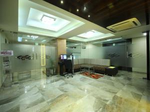 un gran vestíbulo con sala de espera y peluquería en Hotel Furaat Inn, en Ahmedabad