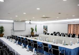 una sala de conferencias con una mesa larga y sillas en Hotel Praia, en São Tomé