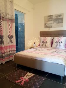una camera da letto con un letto e una doccia in vetro di Bandol Appartement Terrasse a Bandol