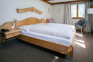 Ένα ή περισσότερα κρεβάτια σε δωμάτιο στο Hotel Alphorn
