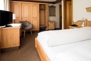 Ένα ή περισσότερα κρεβάτια σε δωμάτιο στο Hotel Alphorn