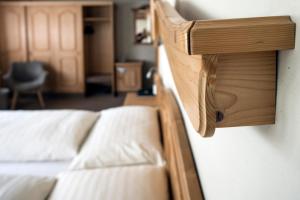 Ένα ή περισσότερα κρεβάτια σε δωμάτιο στο Hotel Alphorn