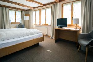 Ένα ή περισσότερα κρεβάτια σε δωμάτιο στο Hotel Alphorn