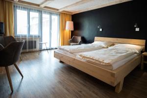 Ένα ή περισσότερα κρεβάτια σε δωμάτιο στο Hotel Alphorn