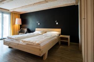 Ένα ή περισσότερα κρεβάτια σε δωμάτιο στο Hotel Alphorn