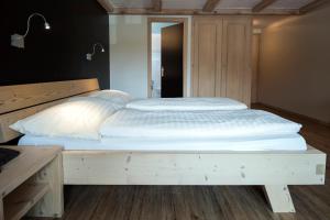 Ένα ή περισσότερα κρεβάτια σε δωμάτιο στο Hotel Alphorn