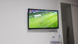 a flat screen tv hanging on a wall at Apartamento muelle in Pozo Izquierdo