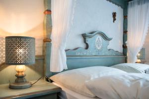 Ένα ή περισσότερα κρεβάτια σε δωμάτιο στο Hotel Alphorn